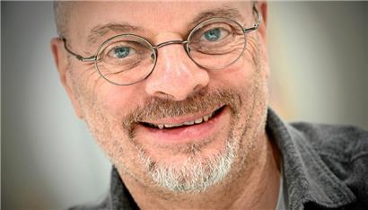 Daniel Theisen erklärt im Gespräch, wie schädlich stundenlanges Rumsitzen sein kann
