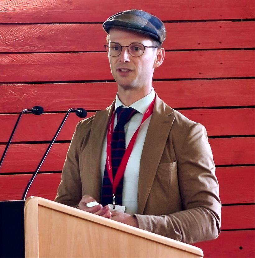 „Vinum bonum deorum donum …“: Kolloquium zieht viele Weinbegeisterte ins gallorömische Theater Daniel Weis, Direktor des INRA, analysiert Rebsortenherkunft in wissenschaftlicher Weinbau-Studie