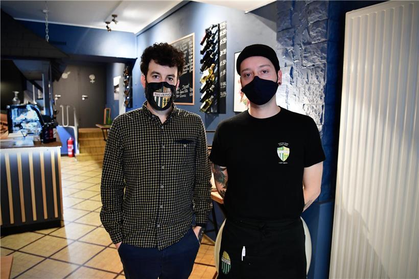 Daniel Zenari (l.) und Chris Diederich (r.) sind gespannt, ob die Gäste auch kommen werden
