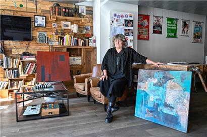 Danièle Nieles und ihre Werke im Café Streik in Esch, wo heute Abend um 18.00 Uhr die Vernissage stattfindet
