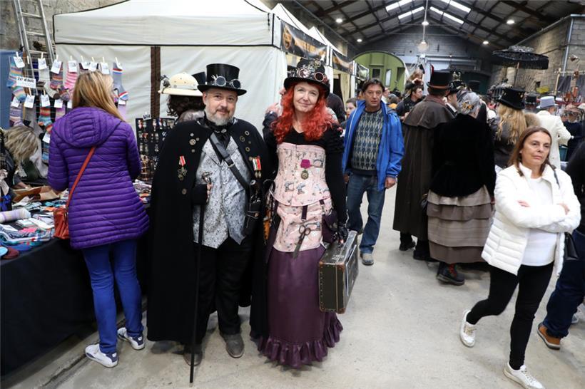 Danielle aus Esch, hier in Begleitung ihres Partners Percy, hat ihr gesamtes Outfit selber konzipiert
