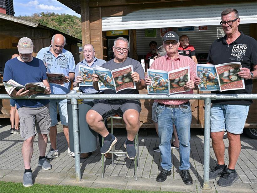 Dank des Tageblatt-Sonderhefts „Ustouss“ waren diese Herren in Wiltz bestens informiert