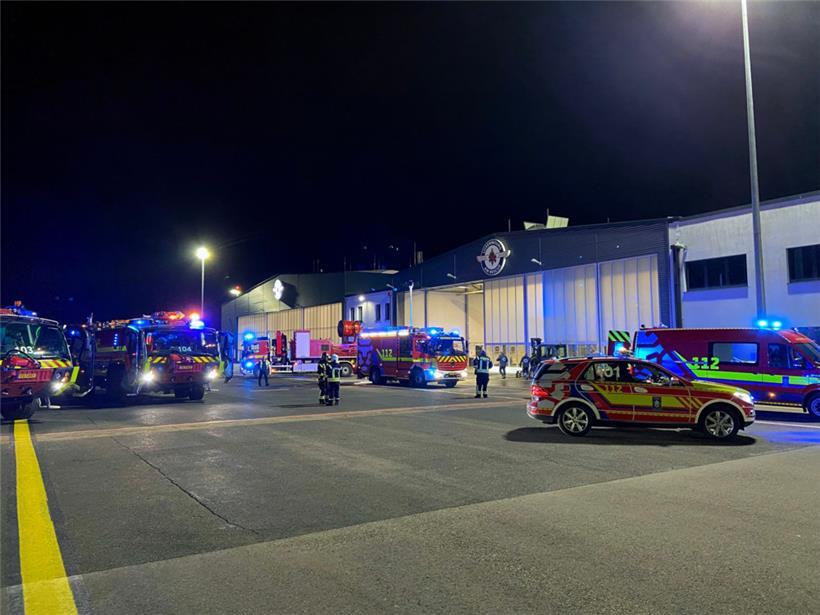 Dank des schnellen Eingreifens der benachbarten Flughafenfeuerwehr konnte Schlim...