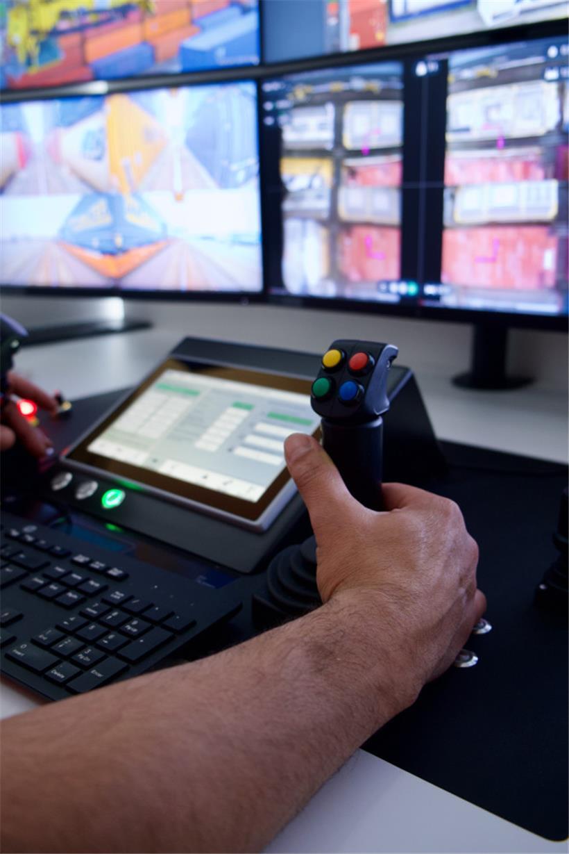 Dank modernster Technik können die Kranfahrer die Kräne punktgenau aus der Entfernung steuern
