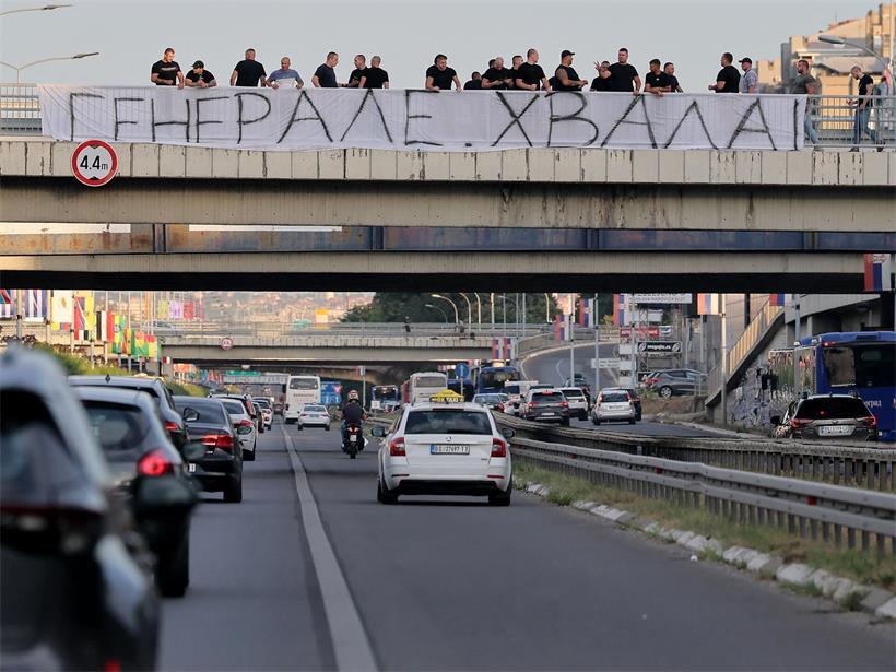 „Danke, General“ steht auf dem Banner, mit dem Unterstützer den Konvoi grüßen, der den Leib des Kriegsverbrechers Mladic am 3. September nach Belgrad bringt
