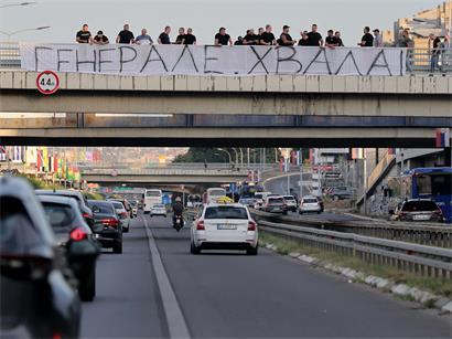 „Danke, General“ steht auf dem Banner, mit dem Unterstützer den Konvoi grüßen, der den Leib des Kriegsverbrechers Mladic am 3. September nach Belgrad bringt