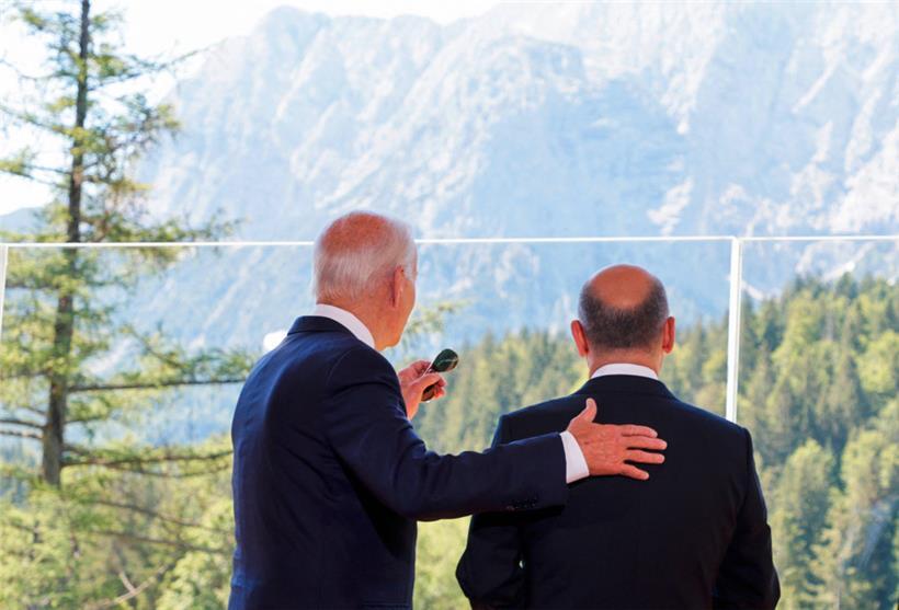 „Danke, danke, danke“: Joe Biden und Olaf Scholz vor der Bergkulisse
