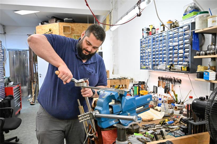 Dann geht es ans „Grobe“. Beulen werden mit Muskelkraft aus dem Metall gedrückt.