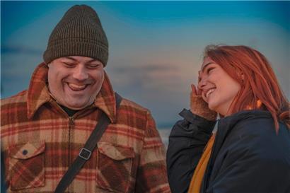 Dans „La Vita da Grandi“, Omar, un adulte autiste, est prisonnier d’une routine de vie étouffante, bloqué par une relation de dépendance avec sa mère, qui le surprotège jusqu’à l’infantiliser
