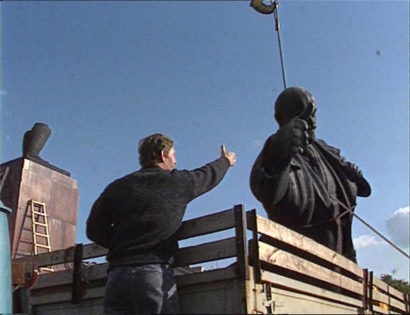 Dans „Once in the XX Century“, c’est à l’érection d’une statue de Lénine à Vilnius à laquelle on assiste, comme pour demander si la Lituanie est bel et bien sortie de la période soviétique
