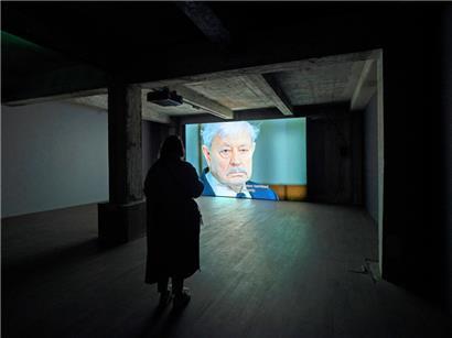 Dans „Revisiting Solaris“ (2007), Deimantas Narkevicius fait rejouer à son compatriote, la star du cinéma soviétique Donatas Banionis, le dernier chapitre du roman de science-fiction porté au cinéma par Andreï Tarkovski
