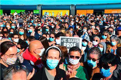Dans de nombreuses villes en France, comme ici à Bordeaux, des gens ont manifesté hier en hommage à Samuel Paty et pour la liberté de la presse
