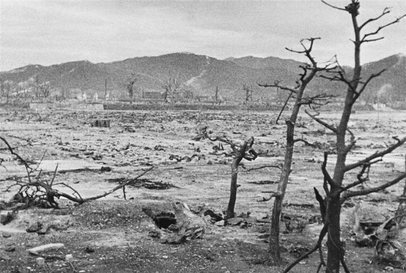 Dans le cas de Hiroshima (1945), la ville n’a plus de forme, plus de visage, l’horreur atomique s’y est substituée
