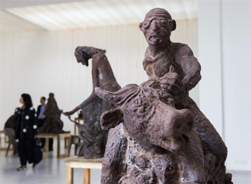 Dans le pavillon néerlandais, le Cercle d’Art des Travailleurs de Plantation Congolaise (CATPC) propose une nouvelle narration, comme ici avec „Bailleur de fonds fou“
