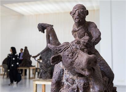 Dans le pavillon néerlandais, le Cercle d’Art des Travailleurs de Plantation Congolaise (CATPC) propose une nouvelle narration, comme ici avec „Bailleur de fonds fou“
