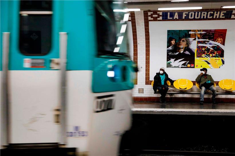 Dans les trains, et plus que tout dans les bus et métros aux heures de pointe, il sera impossible de conserver la fameuse „distanciation sociale“
