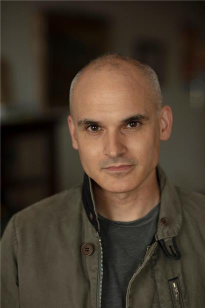 Dans son deuxième roman, Hernan Diaz nous plonge dans le monde de la finance aux débuts des années 1920 – et livre un puzzle littéraire où le lecteur doit déceler le vrai du faux
