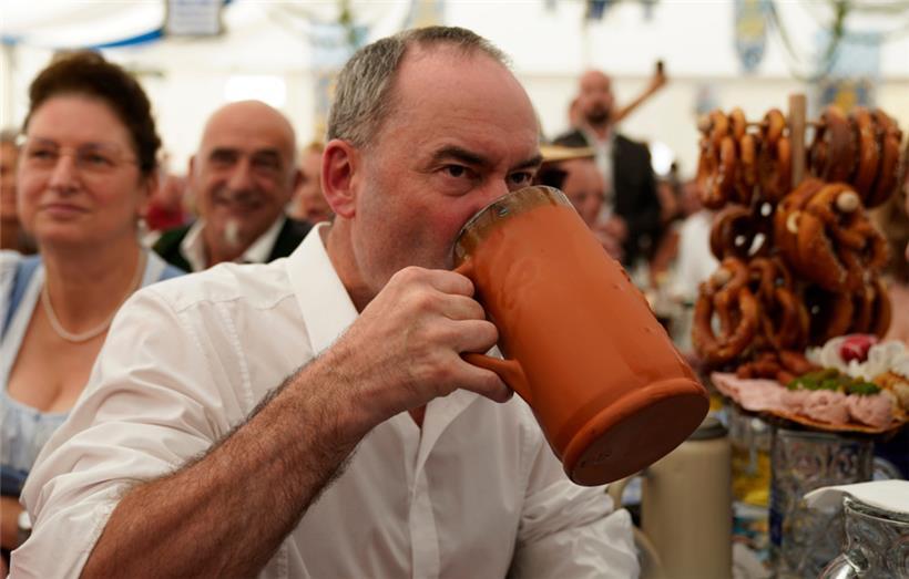 Darauf erst mal einen großen Schluck: Hubert Aiwanger am Sonntag bei einer Bierzelt-Veranstaltung der Freien Wähler in Keferloh bei München
