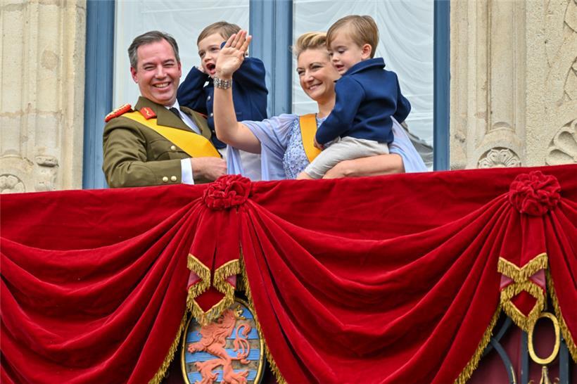 Darauf haben die zahlreichen Zuschauer gewartet: Der neue Staatschef zeigt sich mit seiner Familie auf dem Balkon des Großherzoglichen Palastes
