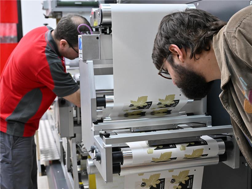 Frische, bunte Etiketten für Grafikdesign-Projekte liegen auf einem Tisch, bereit zur kreativen Gestaltung.