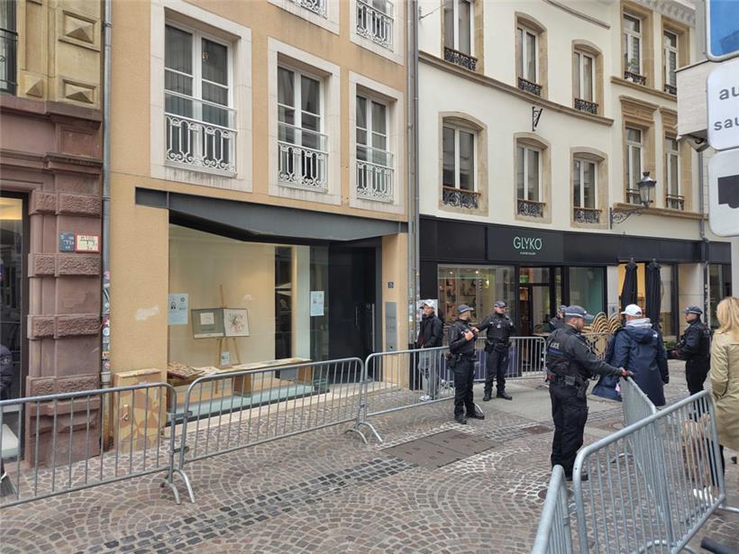 Darf man da rein? Die Absperrungen und Polizisten erschweren den Zugang zum „Glyko“.
