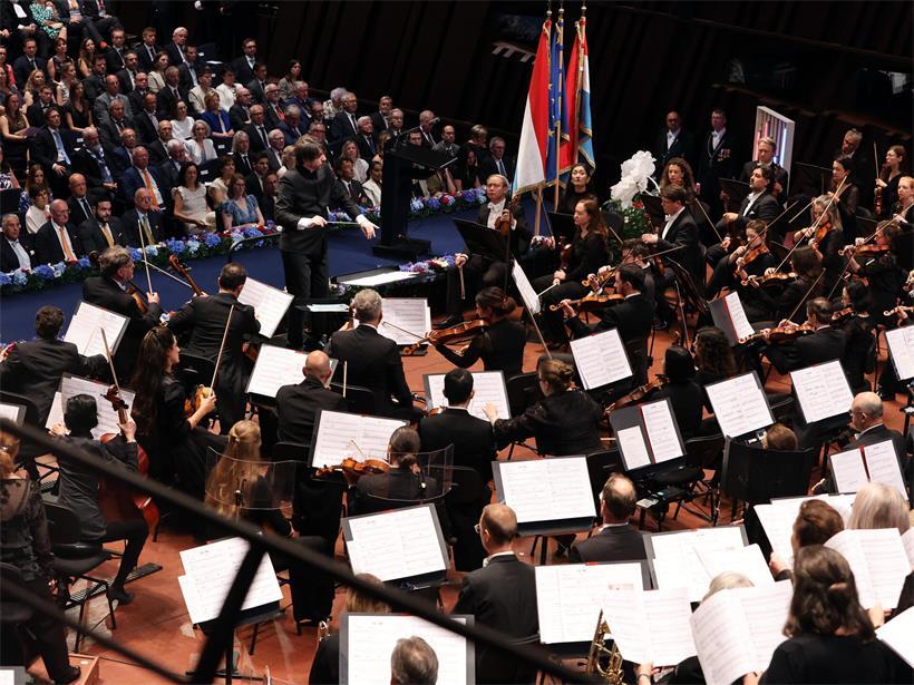 Militärmusik bei den Vorbereitungen zum Nationalfeiertag im Juni, Musiker in Uniform mit Blasinstrumenten draußen