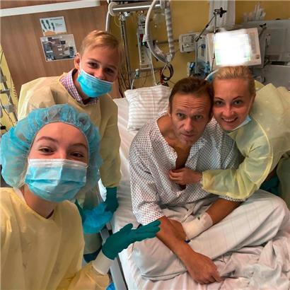 Daria Nawalny, ihr Bruder Zahar, ihr Vater, der russische Kremlkritiker Alexej Nawalny und seine Frau Julia machen ein Selfie am Krankenbett in der Charite und posten es auf Instagram unter dem Link https://www.instagram.com/navalny/
