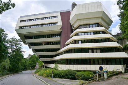 Das 1996 gegründete Luxemburger Verwaltungsgericht befindet sich im sogenannten „Kueb“-Gebäude auf Kirchberg.
