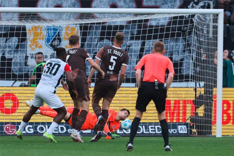 Das 2:2 von Eintracht Frankfurt erzielte Batshuayi – dennoch machten Danel Sinani und der FC St. Pauli den nächsten Schritt Richtung Klassenerhalt
