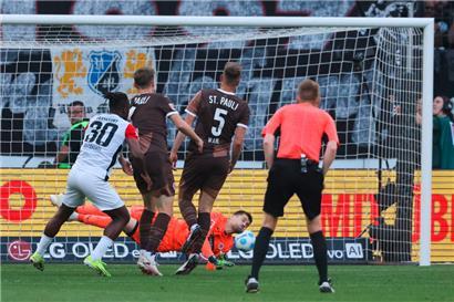 Das 2:2 von Eintracht Frankfurt erzielte Batshuayi – dennoch machten Danel Sinani und der FC St. Pauli den nächsten Schritt Richtung Klassenerhalt
