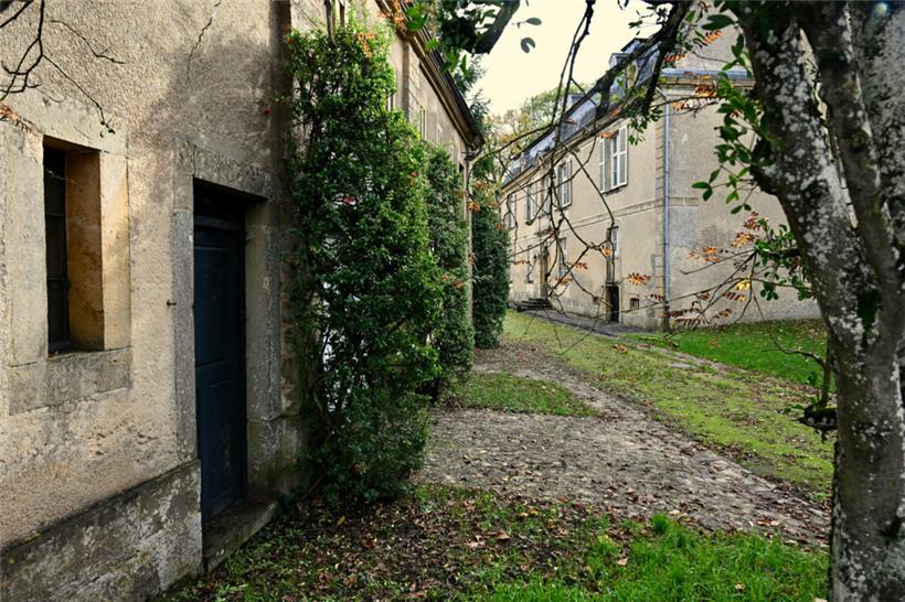 Das 96 Ar große Areal des Borrigsschlosses hat die Gemeinde für zehn Millionen Euro gekauft. Hier sollen Künstler die Räume mit Leben füllen.
