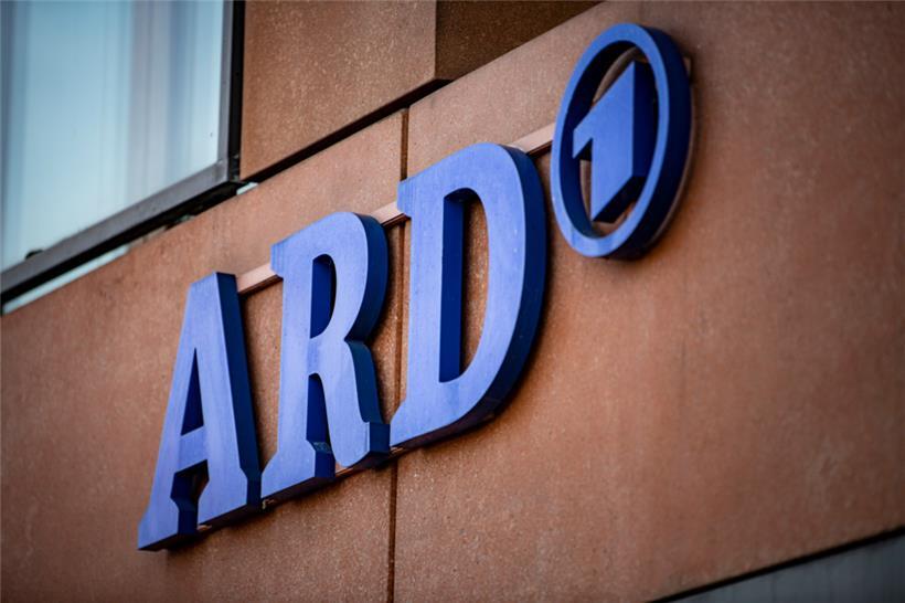Das ARD-Logo an der Fassade des ARD-Hauptstadtstudios
