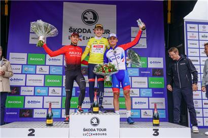 Das Abschlusspodium: Kévin Vauquelin, Gesamtsieger Mattias Skjelmose Jensen und Valentin Madouas (von links nach rechts)
