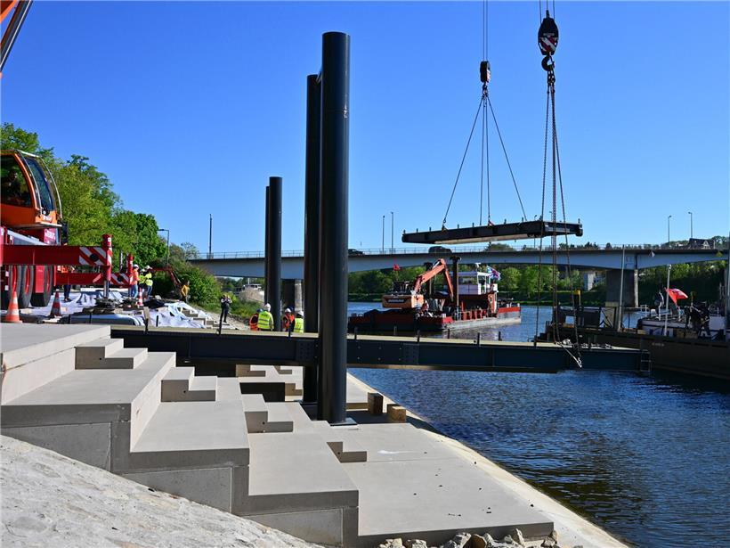Montage von zwei Landebrücken als präzise Millimeterarbeit in der Schiffstechnik