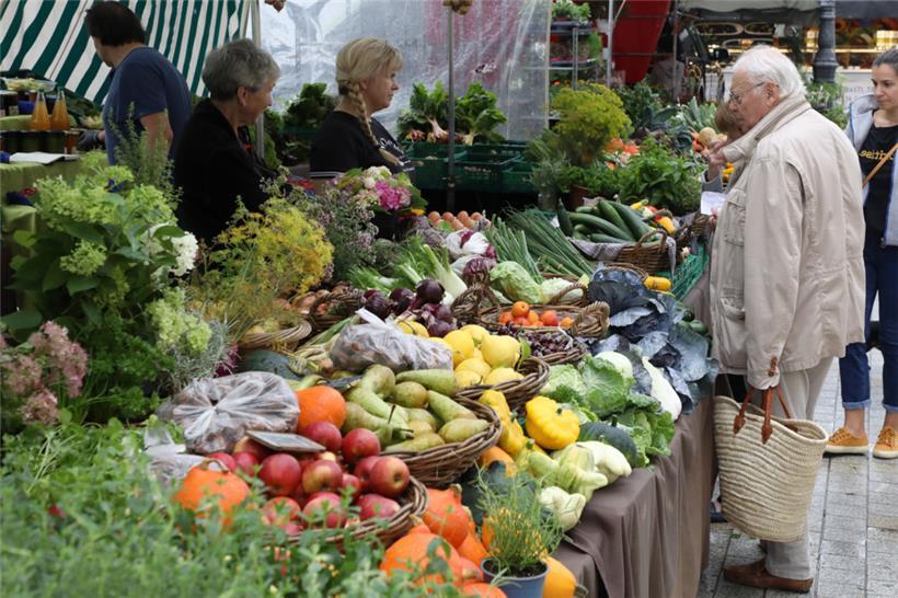 Das Angebot auf dem Markt reicht von Obst und Gemüse über Antipasti bis hin zu hausgemachter Pasta
