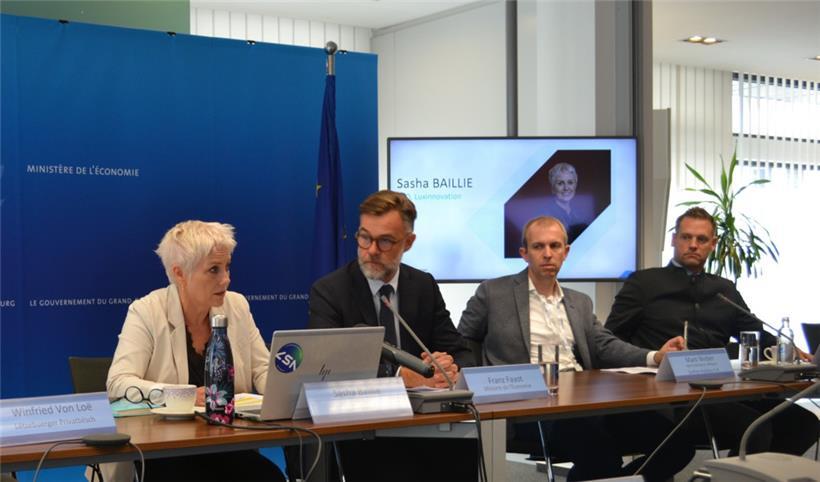 Das Angebot sei auf die Bedürfnisse der Branche zugeschnitten, sagt Sasha Baillie (links). Minister Franz Fayot (2.v.l.) begrüßt die Möglichkeit, sämtliches in Luxemburg verfügbares Holz verwerten zu können.
