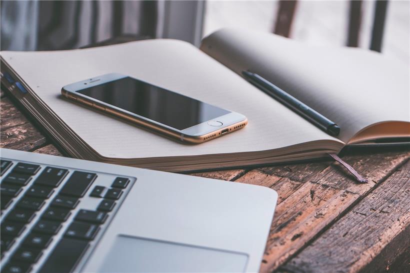 Das Arbeiten im Home-Office kann für den Arbeitnehmer viele Vorteile mit sich bringen. Es besteht jedoch auch das Risiko, dass sich die Grenzen zwischen Arbeit und Freizeit noch weiter verwischen.
