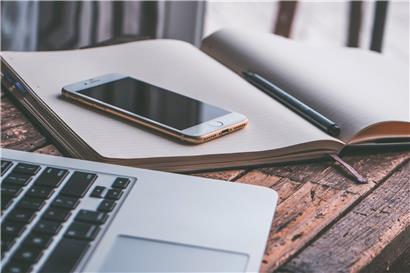 Das Arbeiten im Home-Office kann für den Arbeitnehmer viele Vorteile mit sich bringen. Es besteht jedoch auch das Risiko, dass sich die Grenzen zwischen Arbeit und Freizeit noch weiter verwischen.

