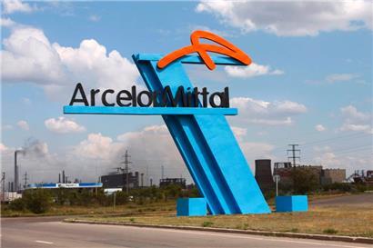 Das „ArcelorMittal“-Logo am Eingang des Stahlwerks in Kasachstan (Foto von 2013)
