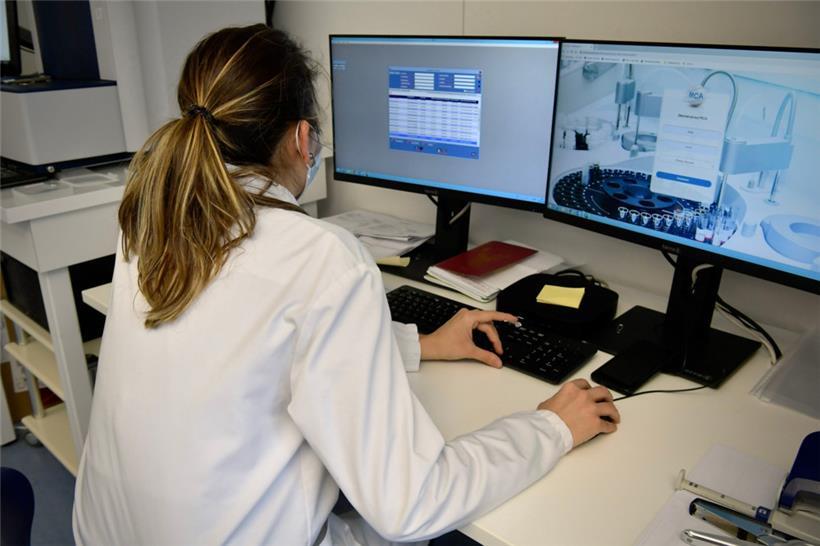 Das Archivfoto zeigt die Analyse von PCR-Tests in einem Labor in Luxemburg
