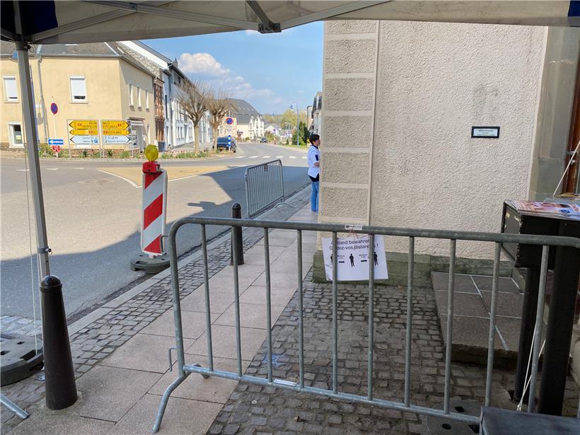 Das Areal vor der Apotheke wurde mit Gittern und Warnleuchten abgesperrt