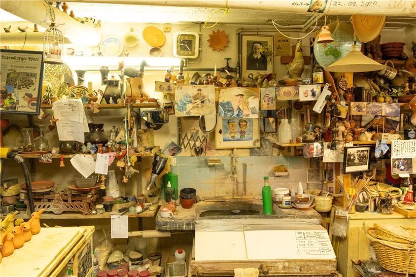 Wie Usch Biver die „Emaischen“ am Leben hält Atelier von Usch Biver mit kreativem Chaos, Kunstmaterialien und inspirierender Arbeitsumgebung