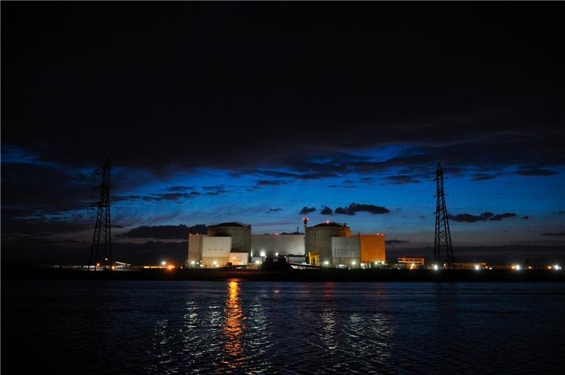 Das Atomkraftwerk Fessenheim bei Nacht
