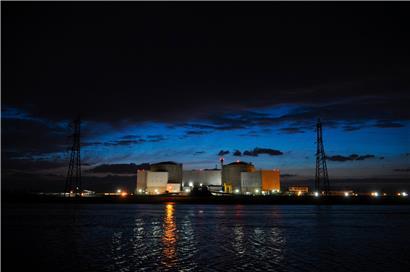 Das Atomkraftwerk Fessenheim bei Nacht

