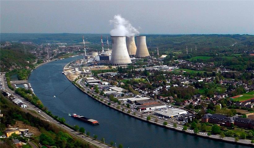 Das Atomkraftwerk Tihange steht am Ufer des Flusses Maas
