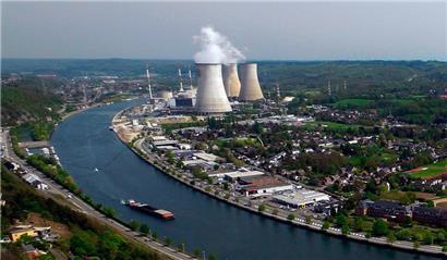Das Atomkraftwerk Tihange steht am Ufer des Flusses Maas
