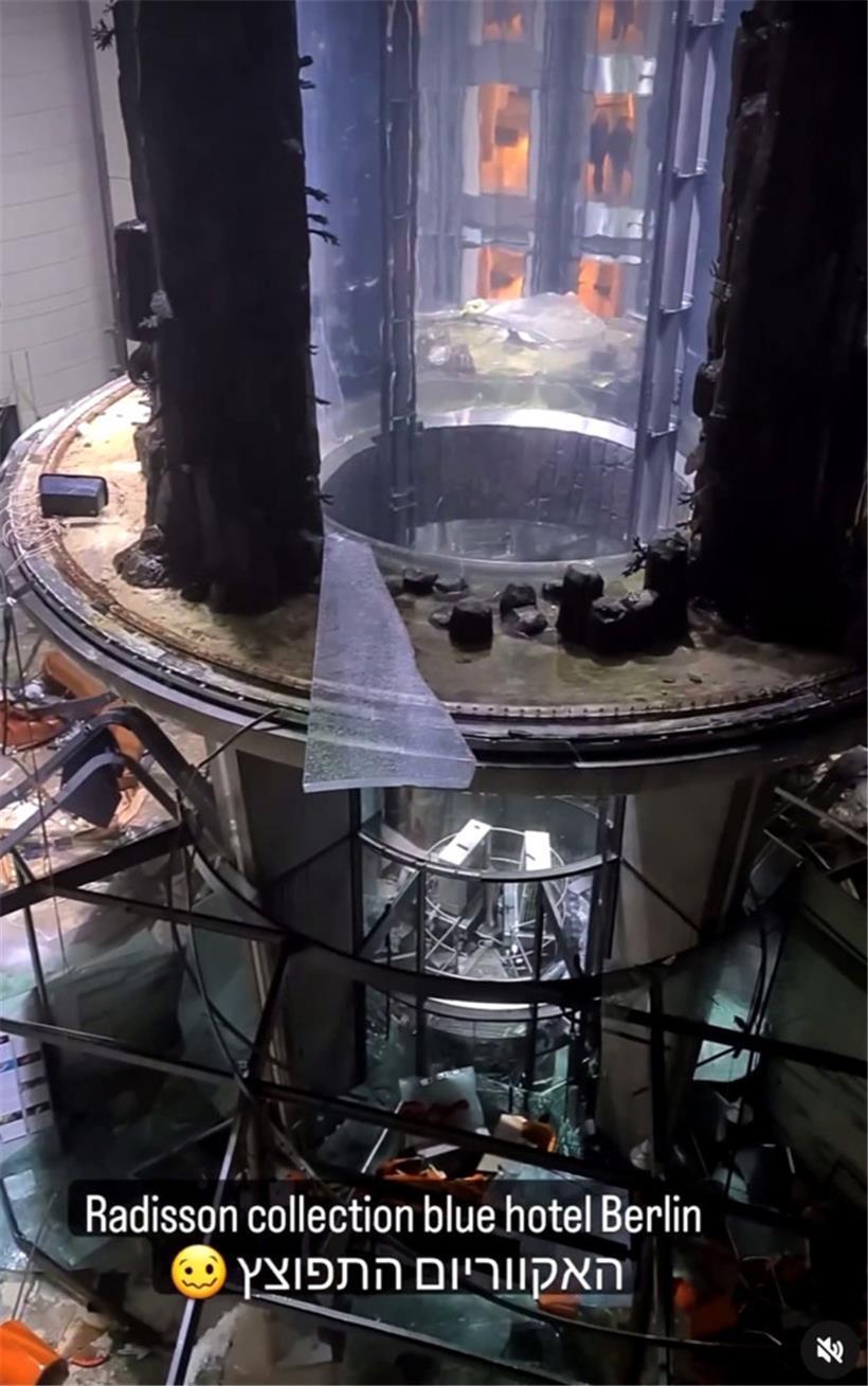 Das Atrium des Hotels ist verwüstet und liegt in Trümmern.