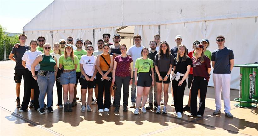 Das Aufbauteam bereitet alles für das große Open-Air-Event vor

