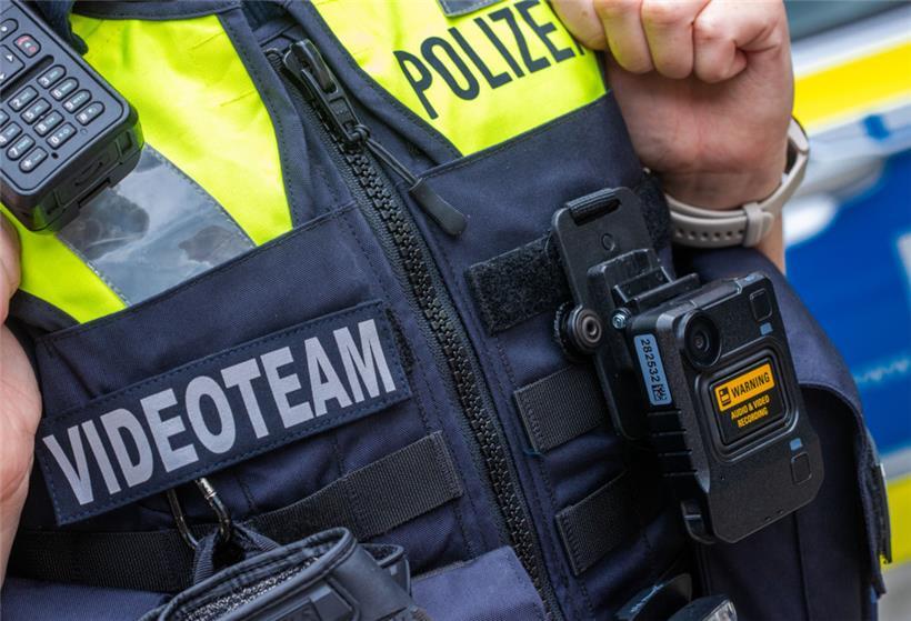 Das Auge des Gesetzes: Eine neue Body-Cam hängt an der Schutzweste einer deutschen Polizeibeamtin. 
