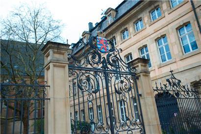 Das Außenministerium in Luxemburg hat am Mittwoch diplomatische Konsequenzen aus dem Ukraine-Krieg gezogen
